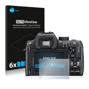 Parte frontal de un envase de producto con el logotipo de la marca Savvies. Al lado se muestra el dispositivo Pentax K-70 con 