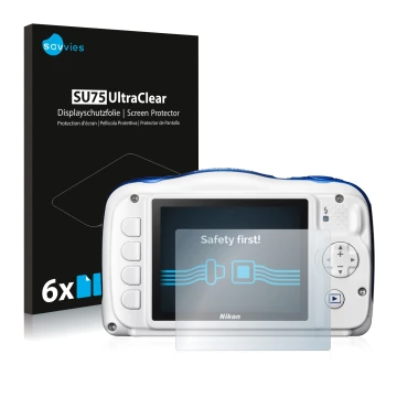 Parte frontal de un envase de producto con el logotipo de la marca Savvies. Al lado se muestra el dispositivo Nikon Coolpix W1