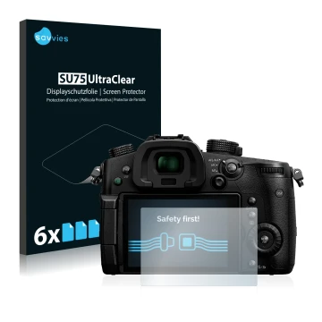 Parte frontal de un envase de producto con el logotipo de la marca Savvies. Al lado se muestra el dispositivo Panasonic Lumix 