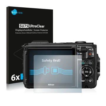 Parte frontal de un envase de producto con el logotipo de la marca Savvies. Al lado se muestra el dispositivo Nikon Coolpix W3