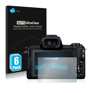 Parte frontal de un envase de producto con el logotipo de la marca Savvies. Al lado se muestra el dispositivo Canon EOS M50 co