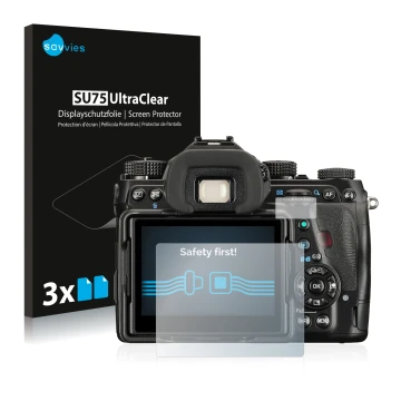 Parte frontal de un envase de producto con el logotipo de la marca Savvies. Al lado se muestra el dispositivo Pentax K-1 Mark 