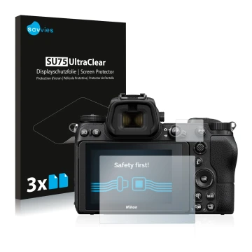 Parte frontal de un envase de producto con el logotipo de la marca Savvies. Al lado se muestra el dispositivo Nikon Z 6 con su