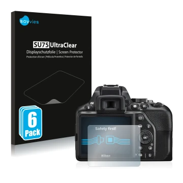 Parte frontal de un envase de producto con el logotipo de la marca Savvies. Al lado se muestra el dispositivo Nikon D3500 con 