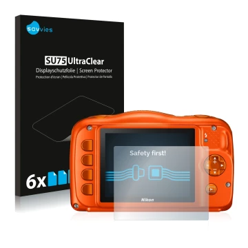 Parte frontal de un envase de producto con el logotipo de la marca Savvies. Al lado se muestra el dispositivo Nikon Coolpix W1