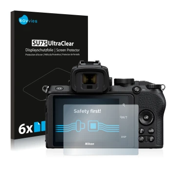 Parte frontal de un envase de producto con el logotipo de la marca Savvies. Al lado se muestra el dispositivo Nikon Z 50 con s