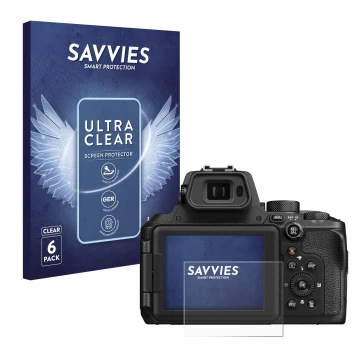 Parte frontal de un envase de producto con el logotipo de la marca Savvies. Al lado se muestra el dispositivo Nikon Coolpix P9