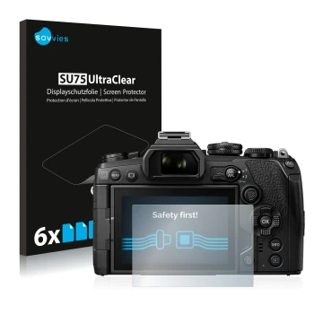 Parte frontal de un envase de producto con el logotipo de la marca Savvies. Al lado se muestra el dispositivo Olympus OM-D E-M