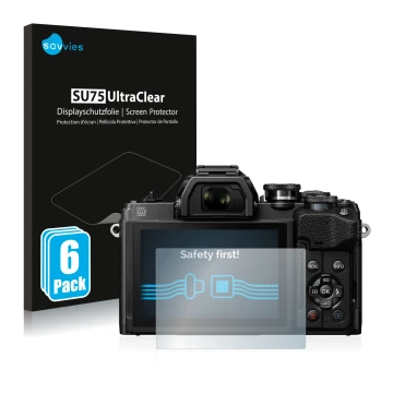 Parte frontal de un envase de producto con el logotipo de la marca Savvies. Al lado se muestra el dispositivo Olympus OM-D E-M