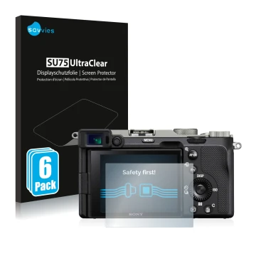 Parte frontal de un envase de producto con el logotipo de la marca Savvies. Al lado se muestra el dispositivo Sony Alpha 7C co