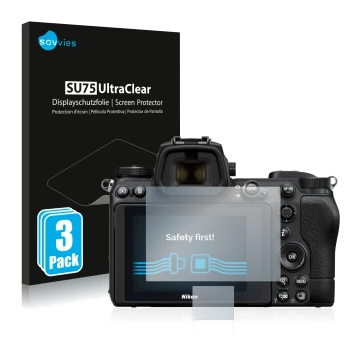 Parte frontal de un envase de producto con el logotipo de la marca Savvies. Al lado se muestra el dispositivo Nikon Z 7 II con