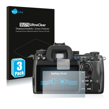 Parte frontal de un envase de producto con el logotipo de la marca Savvies. Al lado se muestra el dispositivo Pentax K-3 Mark 