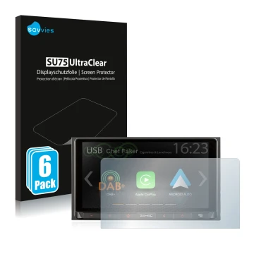 Parte frontal de un envase de producto con el logotipo de la marca Savvies. Al lado se muestra el dispositivo Zenec Z-N528 con