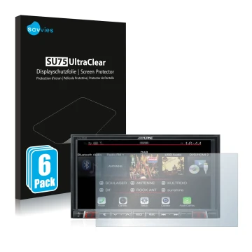 Parte frontal de un envase de producto con el logotipo de la marca Savvies. Al lado se muestra el dispositivo Alpine iLX-702D 