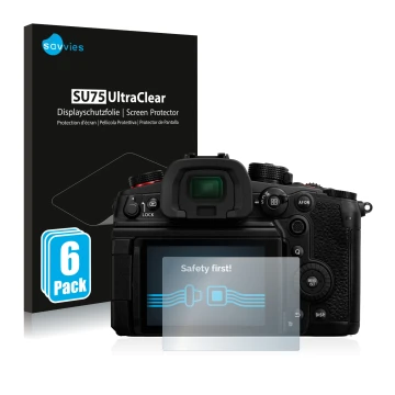 Parte frontal de un envase de producto con el logotipo de la marca Savvies. Al lado se muestra el dispositivo Panasonic Lumix 