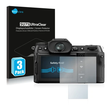 Parte frontal de un envase de producto con el logotipo de la marca Savvies. Al lado se muestra el dispositivo Fujifilm GFX50S 