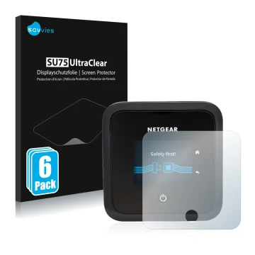 Parte frontal de un envase de producto con el logotipo de la marca Savvies. Al lado se muestra el dispositivo Netgear Nighthaw