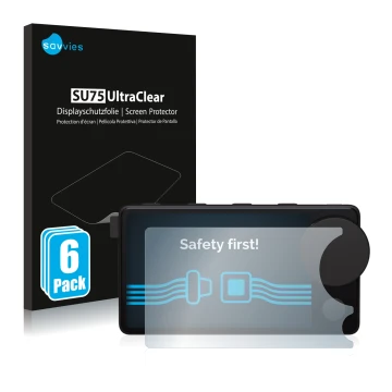 Parte frontal de un envase de producto con el logotipo de la marca Savvies. Al lado se muestra el dispositivo Spotify Car Thin