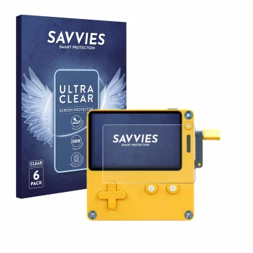 Parte frontal de un envase de producto con el logotipo de la marca Savvies. Al lado se muestra el dispositivo Panic Playdate c