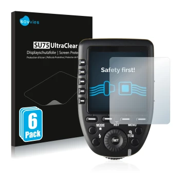 Parte frontal de un envase de producto con el logotipo de la marca Savvies. Al lado se muestra el dispositivo Godox XPro con s