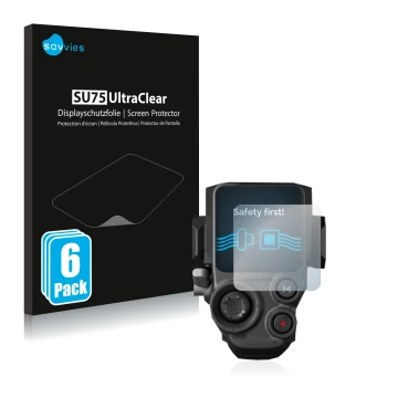 Parte frontal de un envase de producto con el logotipo de la marca Savvies. Al lado se muestra el dispositivo DJI RS 3 con su 