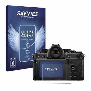 Parte frontal de un envase de producto con el logotipo de la marca Savvies. Al lado se muestra el dispositivo Nikon Z F con su