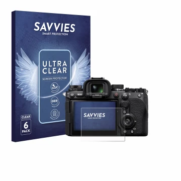 Parte frontal de un envase de producto con el logotipo de la marca Savvies. Al lado se muestra el dispositivo Sony Alpha 9 III