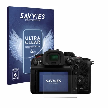 Parte frontal de un envase de producto con el logotipo de la marca Savvies. Al lado se muestra el dispositivo Panasonic Lumix 