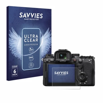 Parte frontal de un envase de producto con el logotipo de la marca Savvies. Al lado se muestra el dispositivo Sony Alpha 1 II 