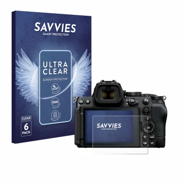 Parte frontal de un envase de producto con el logotipo de la marca Savvies. Al lado se muestra el dispositivo Nikon Z5 II con 