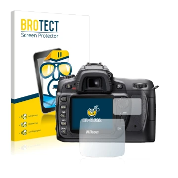 Parte frontal de un envase de producto con el logotipo de la marca BROTECT. Al lado se muestra el dispositivo Nikon D80 con su