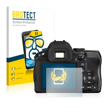 Parte frontal de un envase de producto con el logotipo de la marca BROTECT. Al lado se muestra el dispositivo Pentax K-30 con 