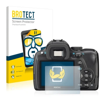 Parte frontal de un envase de producto con el logotipo de la marca BROTECT. Al lado se muestra el dispositivo Pentax K-50 con 