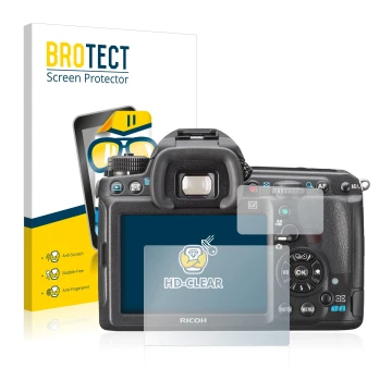 Parte frontal de un envase de producto con el logotipo de la marca BROTECT. Al lado se muestra el dispositivo Pentax K3, K-3 c