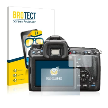 Parte frontal de un envase de producto con el logotipo de la marca BROTECT. Al lado se muestra el dispositivo Pentax K-3 II co