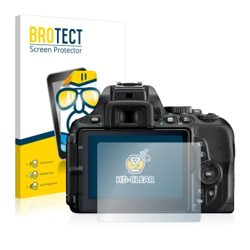 Parte frontal de un envase de producto con el logotipo de la marca BROTECT. Al lado se muestra el dispositivo Nikon D5600 con 