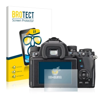 Parte frontal de un envase de producto con el logotipo de la marca BROTECT. Al lado se muestra el dispositivo Pentax KP con su