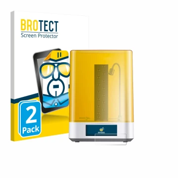 Parte frontal de un envase de producto con el logotipo de la marca BROTECT. Al lado se muestra el dispositivo Anycubic Wash & 