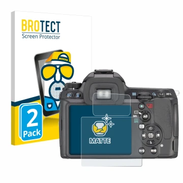 Parte frontal de un envase de producto con el logotipo de la marca BROTECT. Al lado se muestra el dispositivo Pentax K7, K-7 c