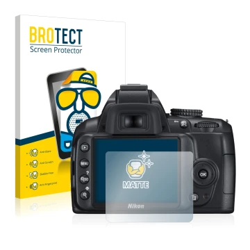 Parte frontal de un envase de producto con el logotipo de la marca BROTECT. Al lado se muestra el dispositivo Nikon D3000 con 