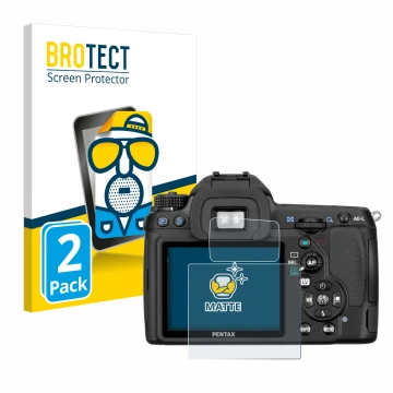 Parte frontal de un envase de producto con el logotipo de la marca BROTECT. Al lado se muestra el dispositivo Pentax K5, K-5 c
