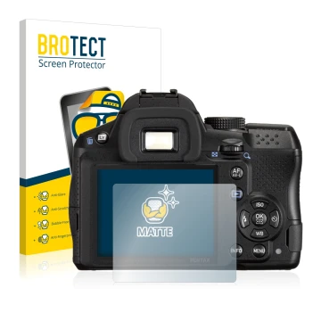 Parte frontal de un envase de producto con el logotipo de la marca BROTECT. Al lado se muestra el dispositivo Pentax K-30 con 
