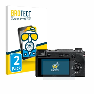 Parte frontal de un envase de producto con el logotipo de la marca BROTECT. Al lado se muestra el dispositivo Sony Alpha NEX-6