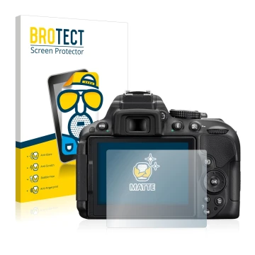 Parte frontal de un envase de producto con el logotipo de la marca BROTECT. Al lado se muestra el dispositivo Nikon D5300 con 