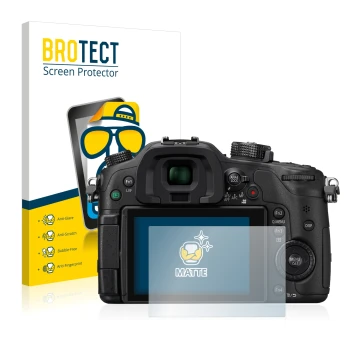 Parte frontal de un envase de producto con el logotipo de la marca BROTECT. Al lado se muestra el dispositivo Panasonic Lumix 