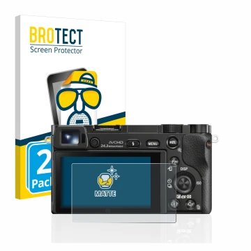 Parte frontal de un envase de producto con el logotipo de la marca BROTECT. Al lado se muestra el dispositivo Sony Alpha 6000 