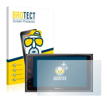 Parte frontal de un envase de producto con el logotipo de la marca BROTECT. Al lado se muestra el dispositivo Pioneer SPH-DA12