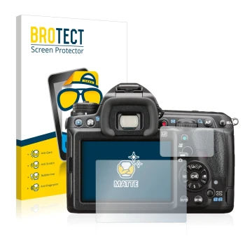Parte frontal de un envase de producto con el logotipo de la marca BROTECT. Al lado se muestra el dispositivo Pentax K-3 II co