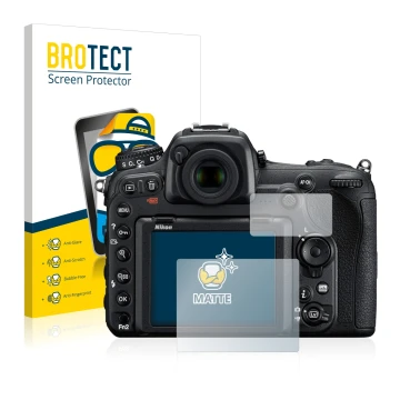 Parte frontal de un envase de producto con el logotipo de la marca BROTECT. Al lado se muestra el dispositivo Nikon D500 con s