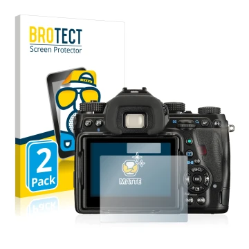Parte frontal de un envase de producto con el logotipo de la marca BROTECT. Al lado se muestra el dispositivo Pentax K-1 con s